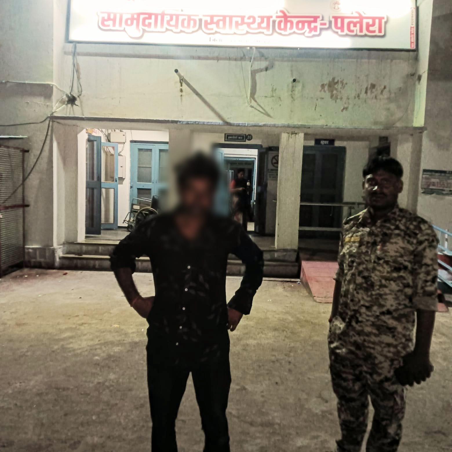 टीकमगढ़ के थाना बमोरी कलां क्षेत्र में मोटर साईकिल से गिरकर घायल हुए व्यक्ति को , डायल-112 जवानों ने पहुँचाया अस्पताल। 